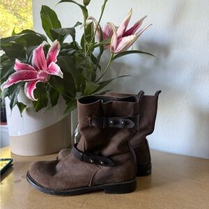 Super cute Rag & Bone Waxed
Calfskin Suede Moto Boots!
